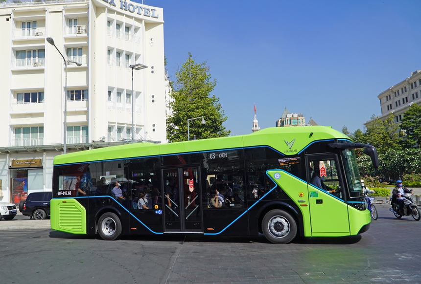 VinFast rục rịch làm bus lớn chưa từng có: 3 cửa đôi, bớt 'điệu' hơn mẫu hiện tại - Ảnh 3.