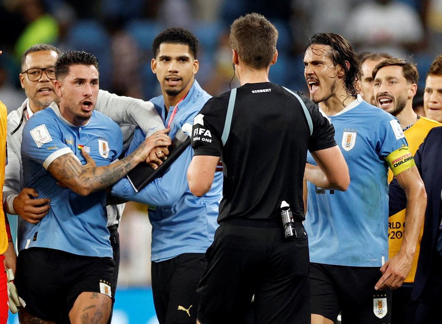 Uruguay bị loại, Cavani trút giận lên màn hình VAR - Ảnh 3. Uruguay bị loại, Cavani trút giận lên màn hình VAR - Ảnh 3.