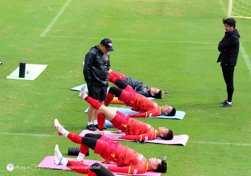 AFF Cup 2022: Thầy trò HLV Park Hang Seo gặp khó vì thời tiết - Ảnh 1.