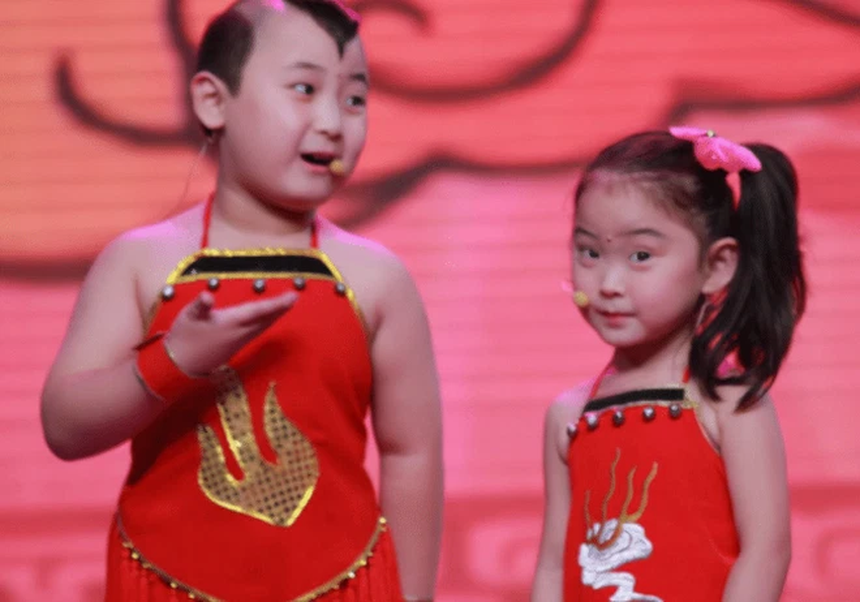 Cuộc đời bi thảm của 'em bé trong tranh Tết' nổi tiếng: Trở thành 'công cụ' kiếm tiền cho gia đình từ 3 tuổi, ra đi đau đớn vì một câu nói của mẹ - Ảnh 4.