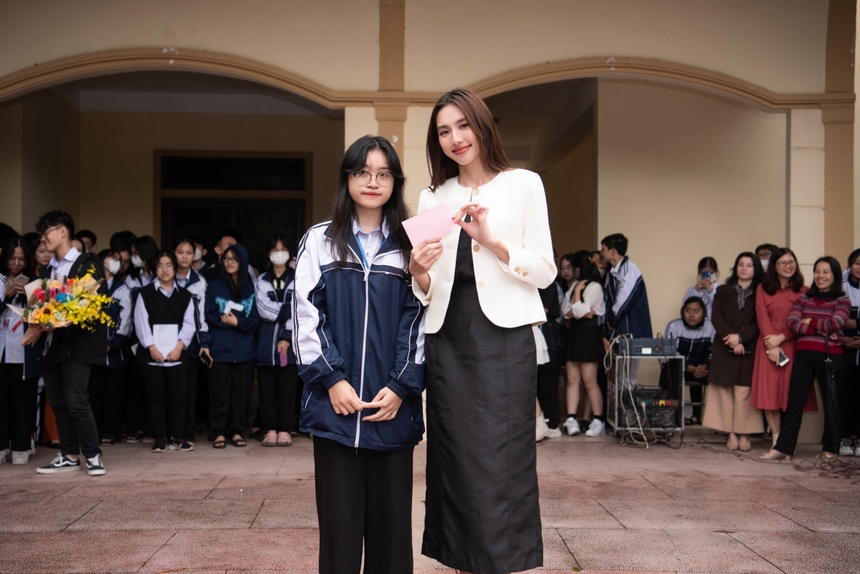 Chị hằng biên tập: Đặt chân đến quê của Quang Linh Vlogs, Thuỳ Tiên được chào đón nồng nhiệt - Ảnh 5.