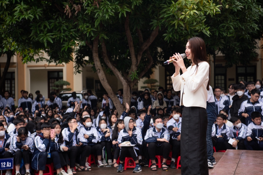 Chị hằng biên tập: Đặt chân đến quê của Quang Linh Vlogs, Thuỳ Tiên được chào đón nồng nhiệt - Ảnh 2.
