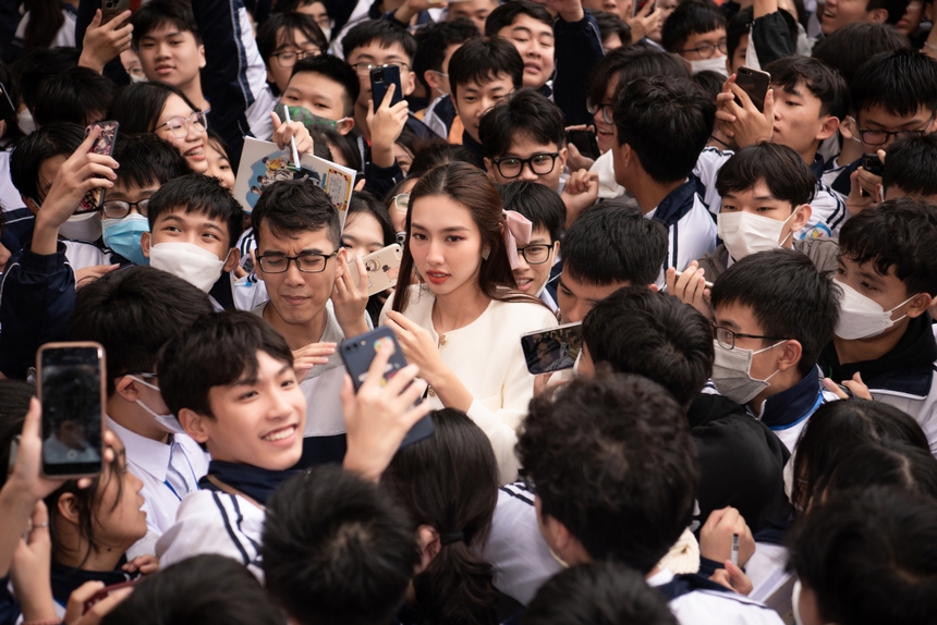 Chị hằng biên tập: Đặt chân đến quê của Quang Linh Vlogs, Thuỳ Tiên được chào đón nồng nhiệt - Ảnh 7.