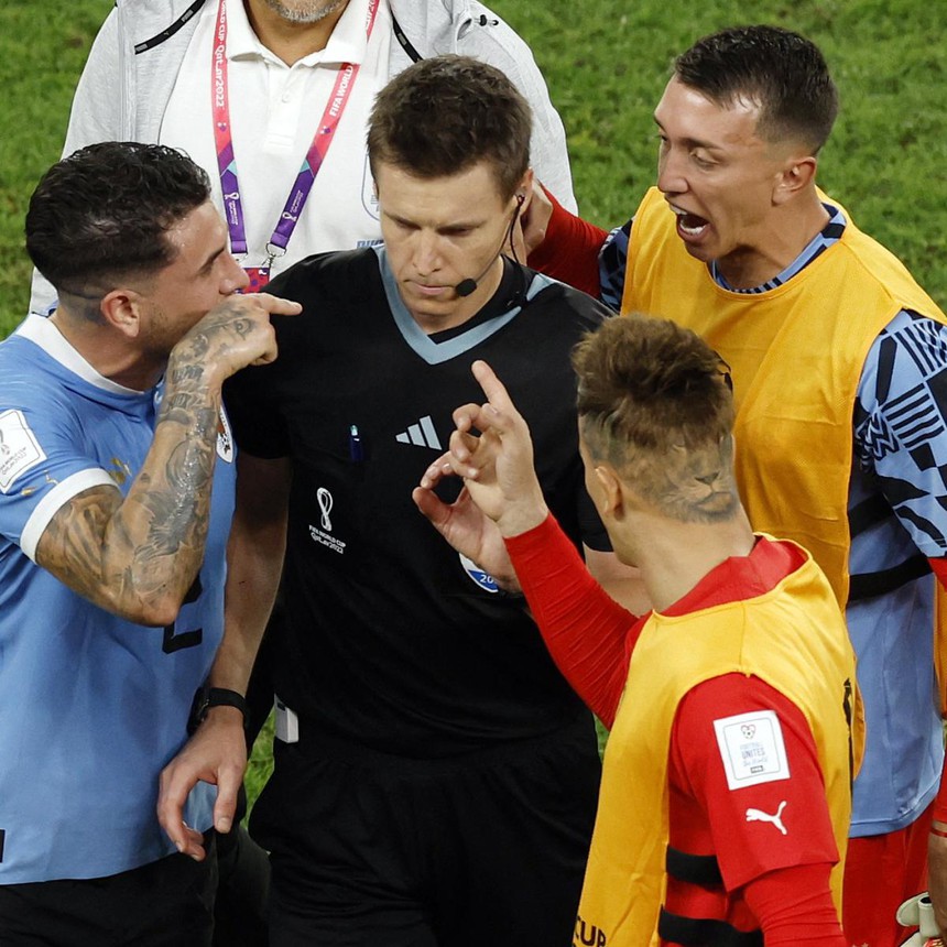 ... và cẩ trung vệ Gimenez, thủ thành Rochet cũng vậy ... và cẩ trung vệ Gimenez, thủ thành Rochet cũng vậy