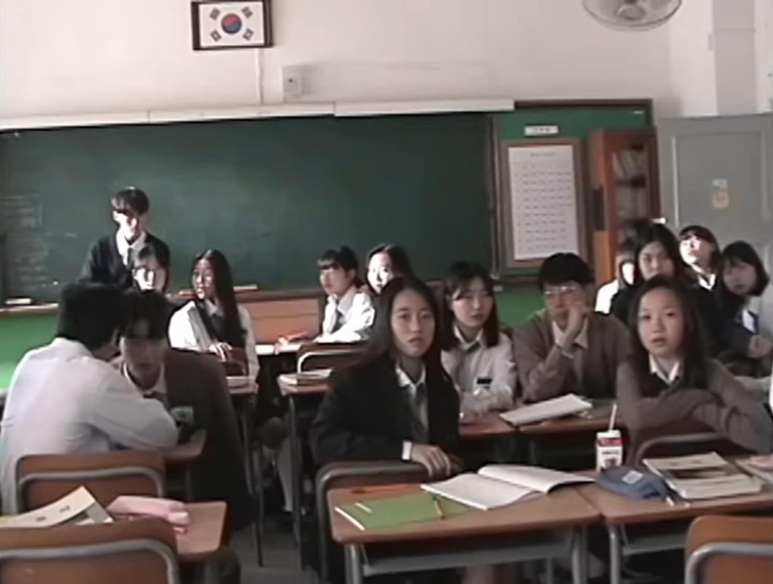 Giải mã MV gây sốt của NewJeans: Tất cả chỉ là ảo ảnh hay ẩn ý về bạo lực học đường? - Ảnh 4. Giải mã MV gây sốt của NewJeans: Tất cả chỉ là ảo ảnh hay ẩn ý về bạo lực học đường? - Ảnh 4.