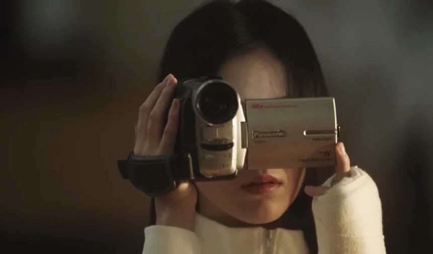 Giải mã MV gây sốt của NewJeans: Tất cả chỉ là ảo ảnh hay ẩn ý về bạo lực học đường? - Ảnh 5. Giải mã MV gây sốt của NewJeans: Tất cả chỉ là ảo ảnh hay ẩn ý về bạo lực học đường? - Ảnh 5.