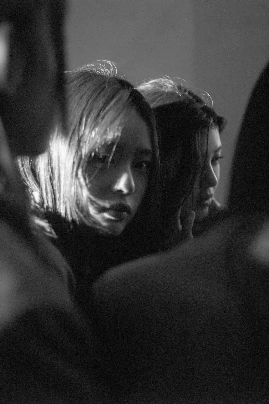 Giải mã MV gây sốt của NewJeans: Tất cả chỉ là ảo ảnh hay ẩn ý về bạo lực học đường? - Ảnh 6. Giải mã MV gây sốt của NewJeans: Tất cả chỉ là ảo ảnh hay ẩn ý về bạo lực học đường? - Ảnh 6.