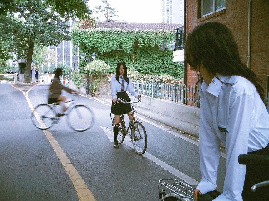 Giải mã MV gây sốt của NewJeans: Tất cả chỉ là ảo ảnh hay ẩn ý về bạo lực học đường? - Ảnh 8. Giải mã MV gây sốt của NewJeans: Tất cả chỉ là ảo ảnh hay ẩn ý về bạo lực học đường? - Ảnh 8.