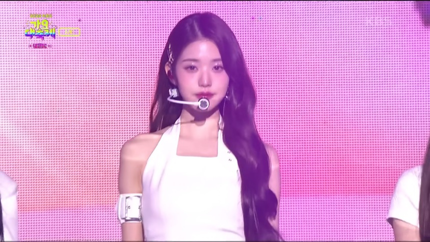 Fan bảo vệ Jang Wonyoung IVE trước tranh cãi trình diễn "lười biếng" - Ảnh 1. Fan bảo vệ Jang Wonyoung IVE trước tranh cãi trình diễn "lười biếng" - Ảnh 1.