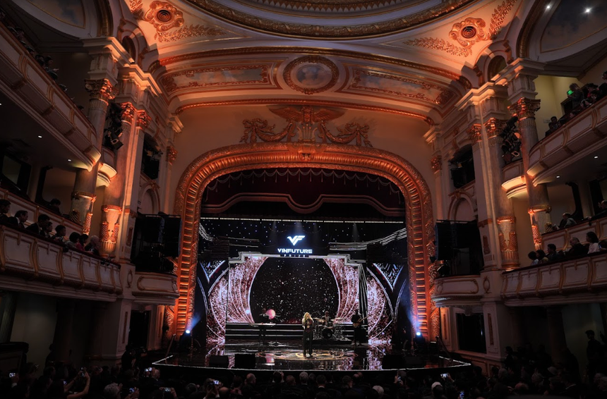 Christina Aguilera trình diễn 2 hit "kinh điển" và 1 ca khúc bất ngờ tại VinFuture, liên tục cảm ơn khán giả Việt Nam! - Ảnh 3.