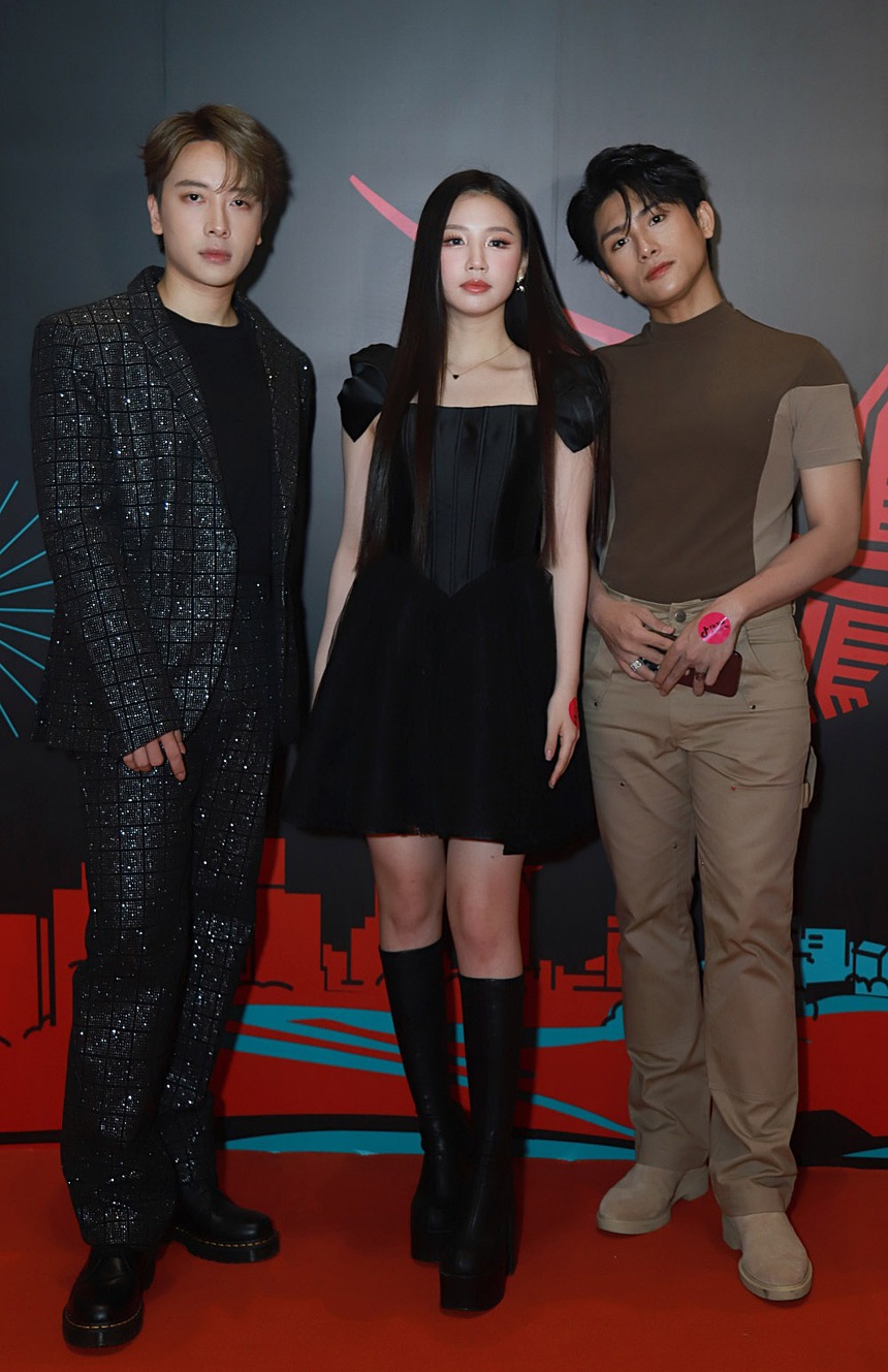  Hoa hậu Thùy Tiên khoe vóc dáng nóng bỏng đọ sắc cùng Angela Phương Trinh trên thảm đỏ - Ảnh 20.