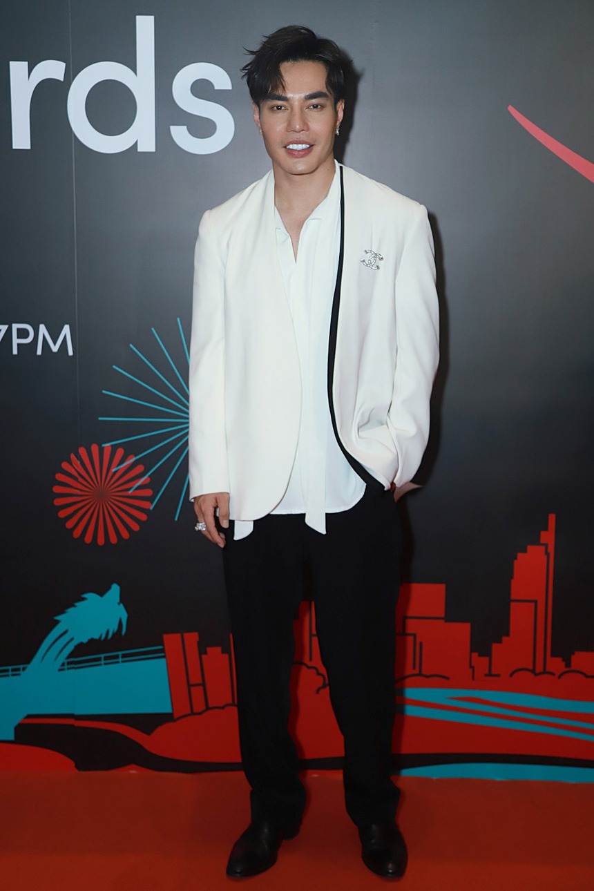  Hoa hậu Thùy Tiên khoe vóc dáng nóng bỏng đọ sắc cùng Angela Phương Trinh trên thảm đỏ - Ảnh 25.