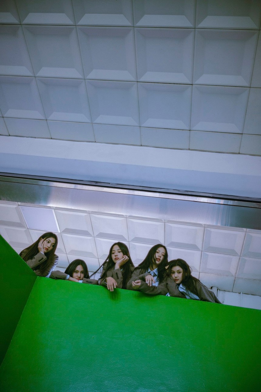 MV mới gây sốt của NewJeans bị tố đạo nhái... show thực tế, đạo diễn nói gì? - Ảnh 6.