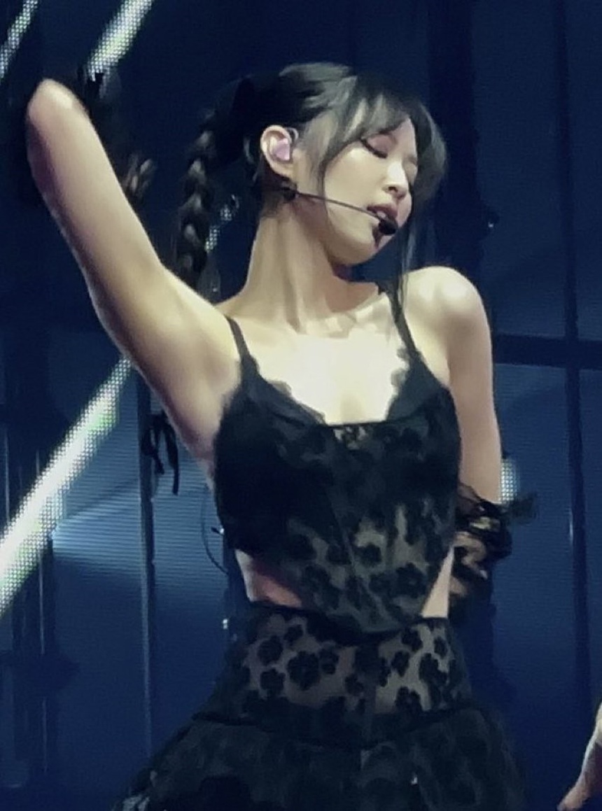 Jennie Blackpink bắt trend 'Wednesday' cực đỉnh trong tour diễn thế giới - Ảnh 3. Jennie Blackpink bắt trend 'Wednesday' cực đỉnh trong tour diễn thế giới - Ảnh 3.