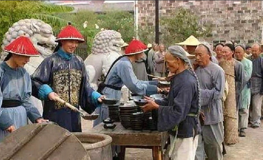 Vì sao cho cát vào cháo khi cứu nạn, Hòa Thân không bị chém đầu mà còn được Càn Long trọng thưởng, trăm năm sau người đời ngợi ca? - Ảnh 4.