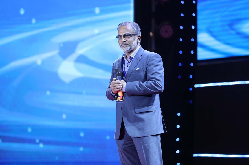 Chuyện làm khoa học của giáo sư mang nước sạch tới cho hàng triệu người: "Tôi từng muốn học ngôn ngữ nhưng cha tôi nói học cái đó không mang lại bánh mì" - Ảnh 2.