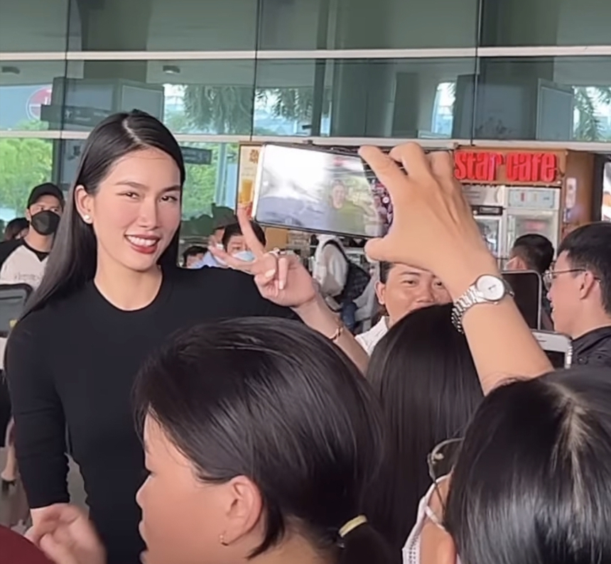 Á hậu Phương Anh khóc nức nở khi trở về Việt Nam, Đỗ Hà nói 1 câu gây xúc động  - Ảnh 5.