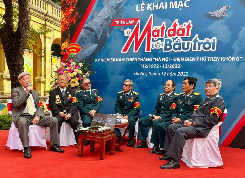 Sách ảnh '108 phi công chiến đấu Việt Nam' (kỳ 2 & hết): Gặp lại những chiến binh huyền thoại của trời đêm - Ảnh 3.