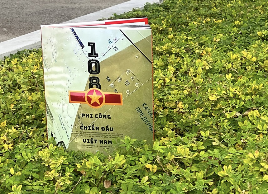 Sách ảnh '108 phi công chiến đấu Việt Nam' (kỳ 2 & hết): Gặp lại những chiến binh huyền thoại của trời đêm - Ảnh 4.