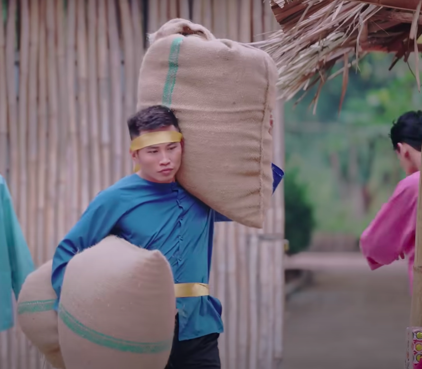 Hậu Hoàng thân thiết với 1 chiến sĩ 'Sao nhập ngũ' quen mặt không phải Mũi trưởng Long - Ảnh 2.