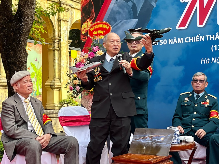 Sách ảnh '108 phi công chiến đấu Việt Nam' (kỳ 2 & hết): Gặp lại những chiến binh huyền thoại của trời đêm - Ảnh 2.