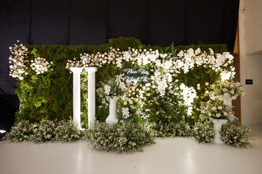 Hé lộ không gian cưới như vườn cổ tích và khoảnh khắc hạnh phúc của Khánh Thi - Phan Hiển - Ảnh 1.