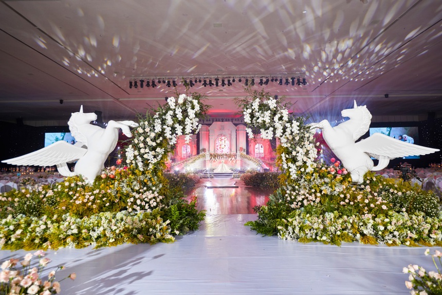 Hé lộ không gian cưới như vườn cổ tích và khoảnh khắc hạnh phúc của Khánh Thi - Phan Hiển - Ảnh 5.