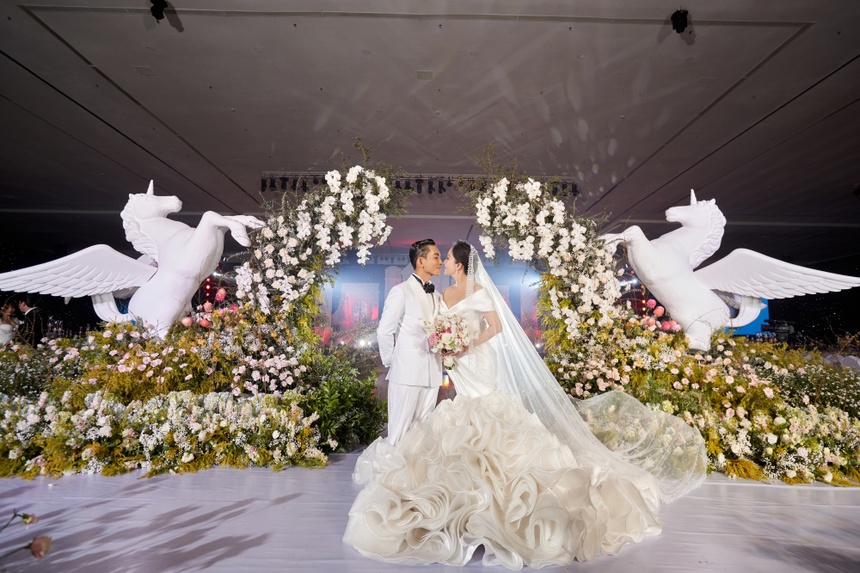 Hé lộ không gian cưới như vườn cổ tích và khoảnh khắc hạnh phúc của Khánh Thi - Phan Hiển - Ảnh 4.