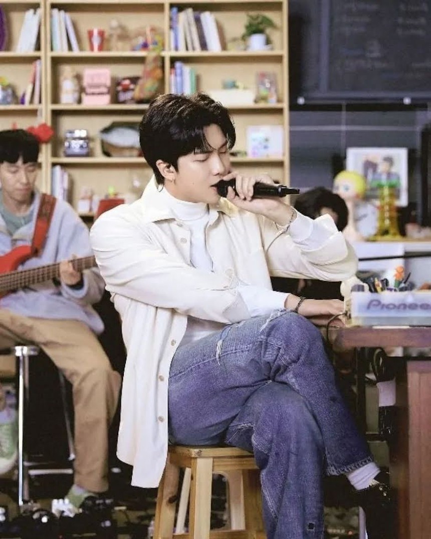 RM BTS tiết lộ về tuổi thơ: Bị đàn anh bắt nạt, mối tình đầu “như công chúa” - Ảnh 1.