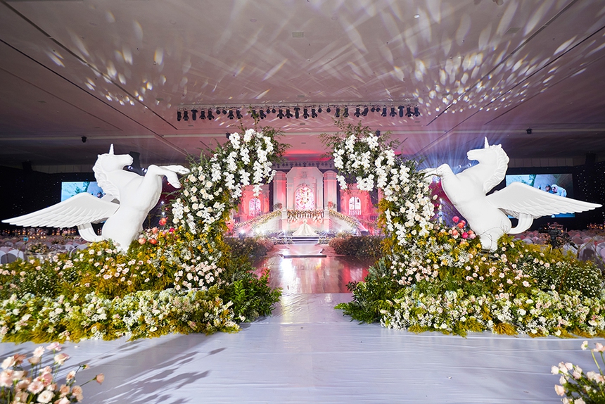 Đám cưới Khánh Thi - Phan Hiển: Cô dâu diện 3 váy cưới 'độc', không gian cổ tích gây choáng ngợp - Ảnh 3. Đám cưới Khánh Thi - Phan Hiển: Cô dâu diện 3 váy cưới 'độc', không gian cổ tích gây choáng ngợp - Ảnh 3.