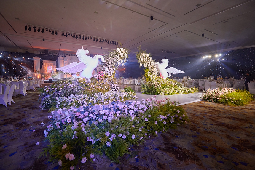 Đám cưới Khánh Thi - Phan Hiển: Cô dâu diện 3 váy cưới 'độc', không gian cổ tích gây choáng ngợp - Ảnh 2. Đám cưới Khánh Thi - Phan Hiển: Cô dâu diện 3 váy cưới 'độc', không gian cổ tích gây choáng ngợp - Ảnh 2.