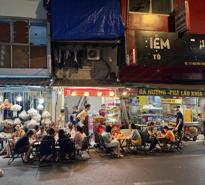 Có gì tại khu phố ẩm thực mới toanh tại trung tâm TP.HCM mà khiến giới trẻ tìm đến rần rần? - Ảnh 14.