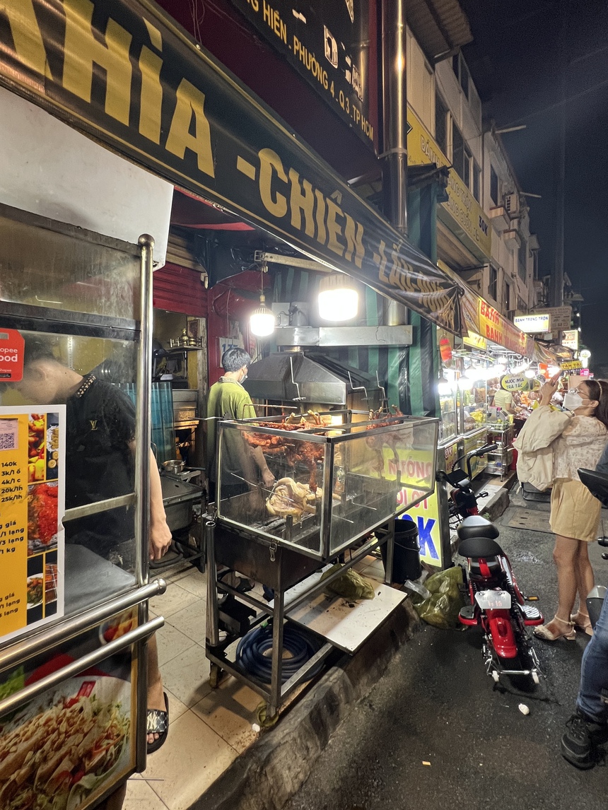 Có gì tại khu phố ẩm thực mới toanh tại trung tâm TP.HCM mà khiến giới trẻ tìm đến rần rần? - Ảnh 10.