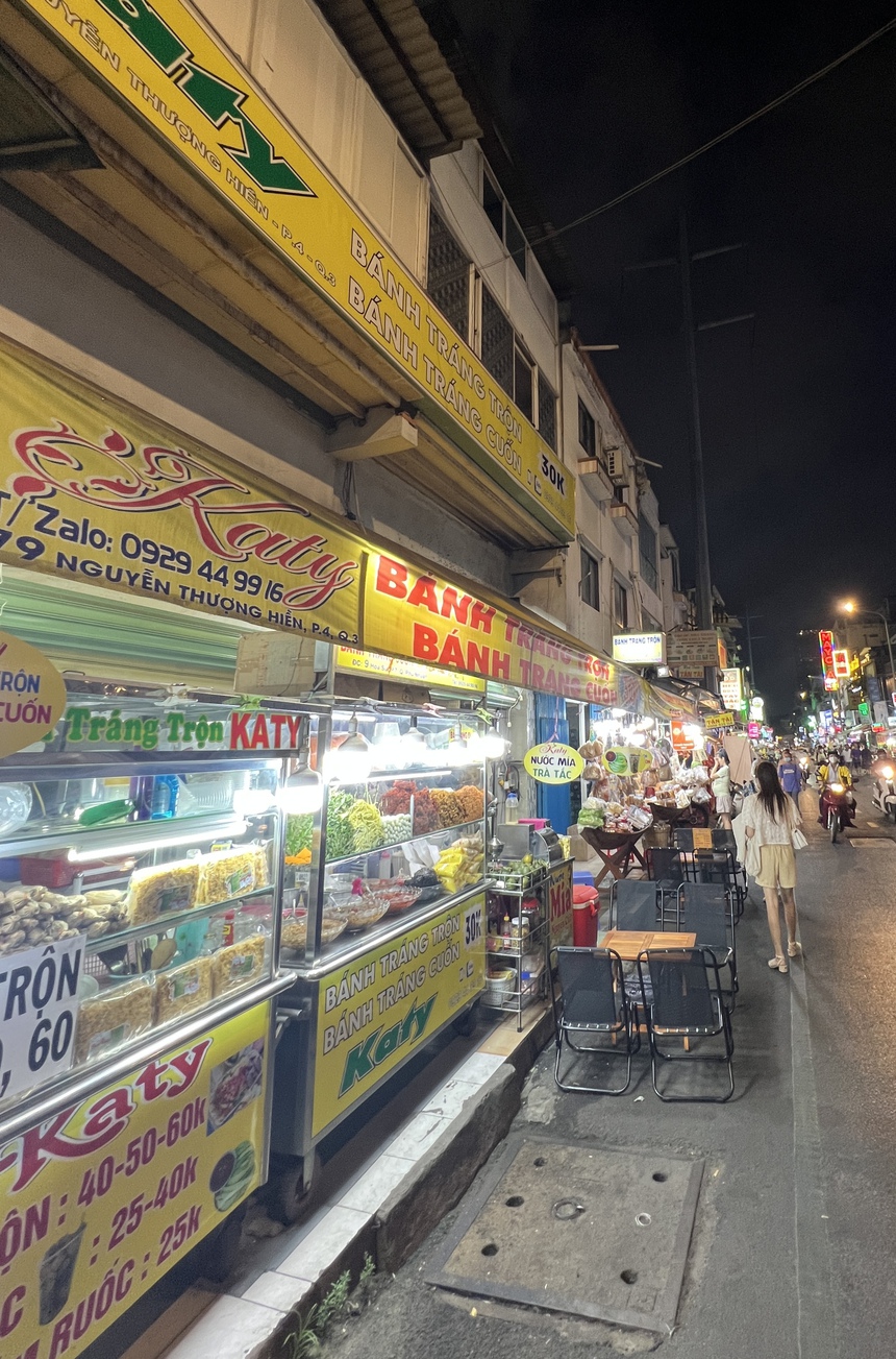 Có gì tại khu phố ẩm thực mới toanh tại trung tâm TP.HCM mà khiến giới trẻ tìm đến rần rần? - Ảnh 11.