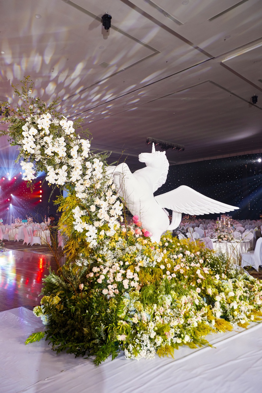 Hé lộ không gian cưới như vườn cổ tích và khoảnh khắc hạnh phúc của Khánh Thi - Phan Hiển - Ảnh 6.