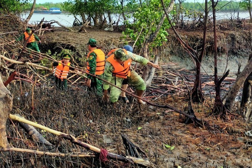 Khẩn trương tìm kiếm cán bộ Viện Khoa học thủy lợi Miền Nam đi làm nhiệm vụ bị rơi xuống biển - Ảnh 1. Khẩn trương tìm kiếm cán bộ Viện Khoa học thủy lợi Miền Nam đi làm nhiệm vụ bị rơi xuống biển - Ảnh 1.