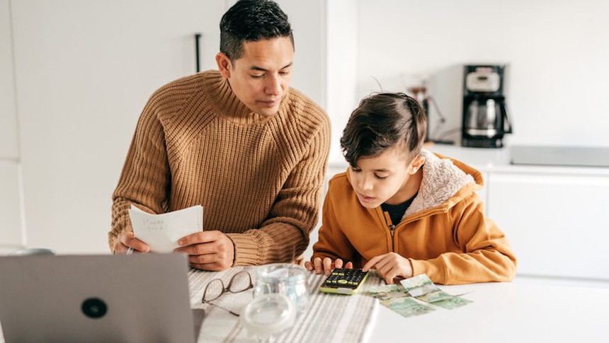 Cha mẹ hạng 3 tiêu tiền vì con cái, cha mẹ hạng 2 dạy con kiếm tiền và cha mẹ hạng nhất dạy con tiêu tiền: Bạn đã là cha mẹ hạng nhất chưa? - Ảnh 3.