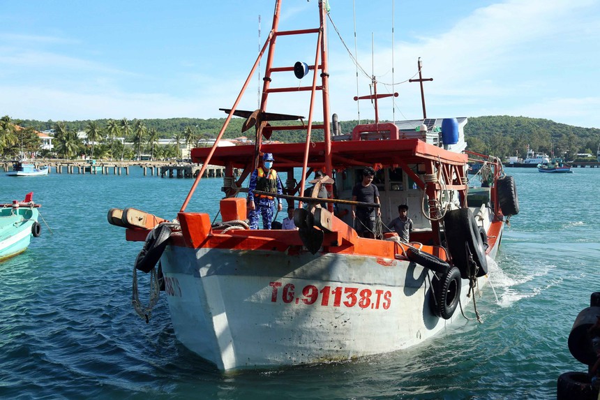 Cảnh sát biển Việt Nam phát hiện tàu chở 70.000 lít dầu DO không rõ nguồn gốc - Ảnh 1.