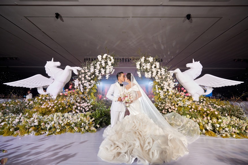 Đám cưới Khánh Thi - Phan Hiển: Cô dâu - chú rể hôn đắm đuối trong không gian cổ tích - Ảnh 3.