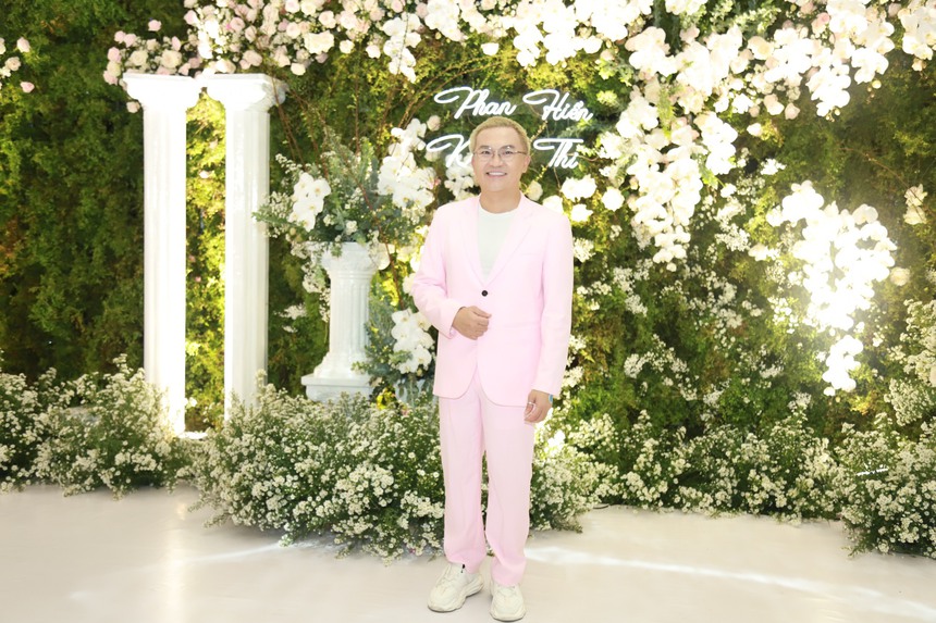 Dàn khách mời 'khủng' tại tiệc cưới Khánh Thi - Phan Hiển: Trấn Thành 'lẻ bóng', vợ chồng đại gia Minh Nhựa được chú ý - Ảnh 4.