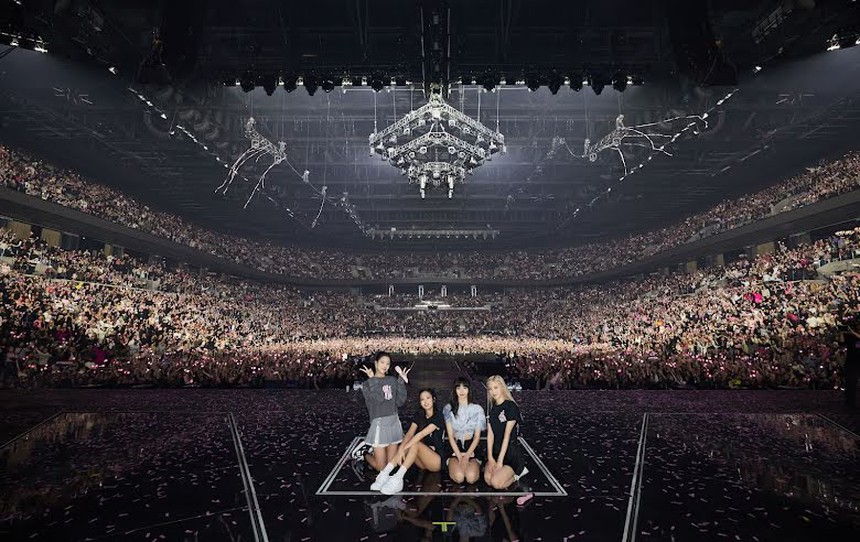 Blackpink chiêu đãi fan tiết mục Giáng sinh đặc biệt trong đêm diễn Born Pink - Ảnh 1.