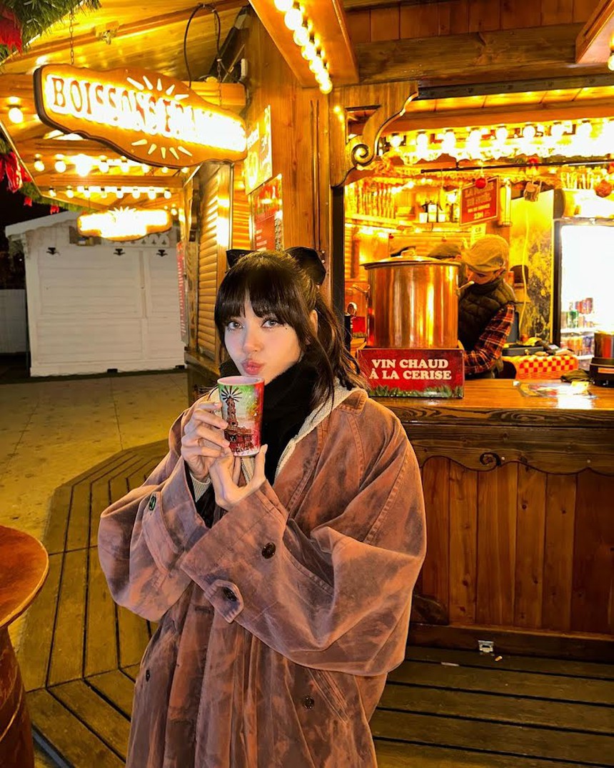 Blackpink chiêu đãi fan tiết mục Giáng sinh đặc biệt trong đêm diễn Born Pink - Ảnh 2.