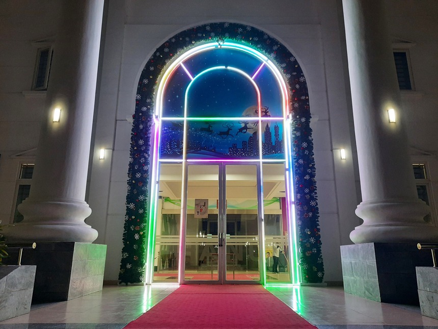 Không khí giáng sinh tại các trường Đại học: Nơi có máy phun tuyết nhân tạo, nơi lung linh, rực rỡ như lễ hội ánh sáng - Ảnh 14.