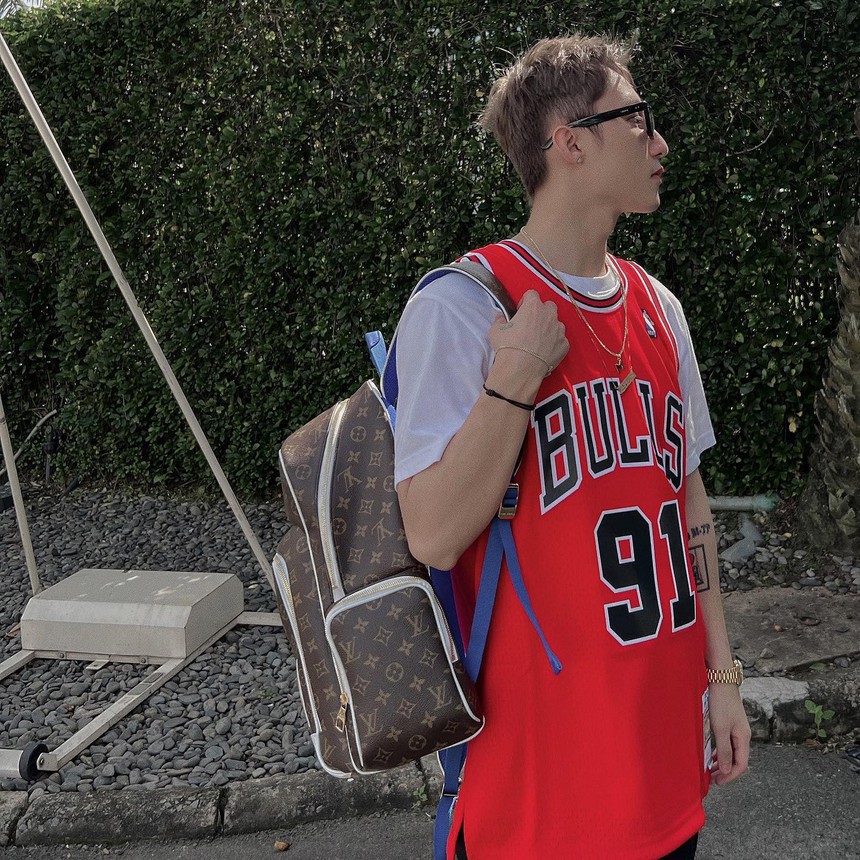 Visual Sơn Tùng dạo này: Gác style chủ tịch qua 1 bên là lại đẹp trai ngời ngời - Ảnh 2.