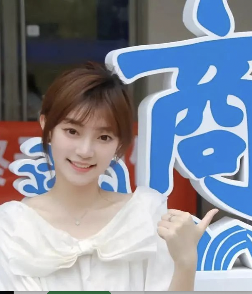 Nữ giảng viên gây sốt vì ảnh chụp lén vẫn xinh như "thần tiên tỷ tỷ": Bị chê chưa đủ "tầm" dạy học nhưng soi profile ai cũng nể - Ảnh 4. Nữ giảng viên gây sốt vì ảnh chụp lén vẫn xinh như "thần tiên tỷ tỷ": Bị chê chưa đủ "tầm" dạy học nhưng soi profile ai cũng nể - Ảnh 4.