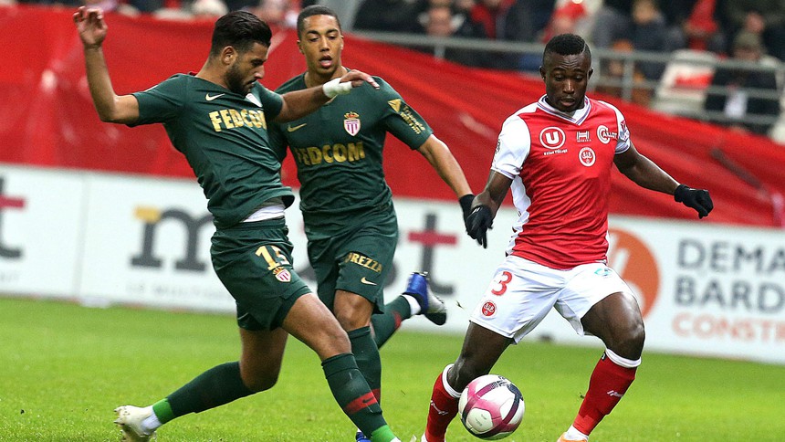 Ghislain Konan (áo đỏ) khi còn thi đấu cho Reims (Pháp)