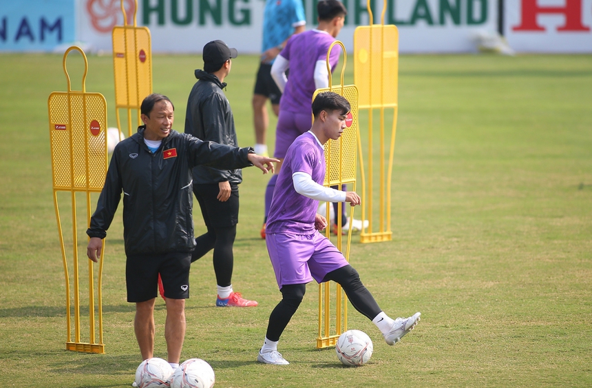 VIDEO AFF Cup ngày 23/12: Tuyển Việt Nam vắng 4 cầu thủ, đội tuyển Việt Nam mạnh nhất Đông Nam Á - Ảnh 2. VIDEO AFF Cup ngày 23/12: Tuyển Việt Nam vắng 4 cầu thủ, đội tuyển Việt Nam mạnh nhất Đông Nam Á - Ảnh 2.