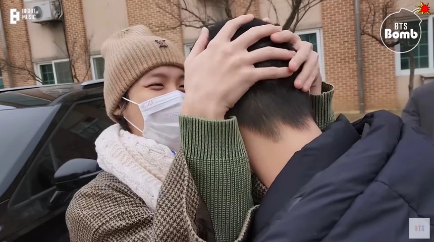 Jin BTS khoe ảnh thiếu ngủ trong quân ngũ, ARMY lo lắng - Ảnh 4.