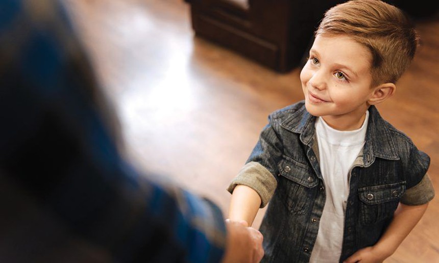 Cha mẹ luôn dạy trẻ về quyền tự chủ cơ thể nhưng lại "ép" con ôm hôn người khác để thể hiện sự thân thiện  - Ảnh 4.