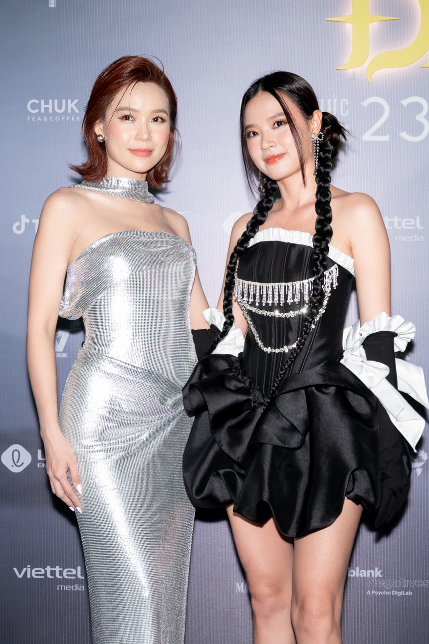 Thảm đỏ hóa thành thảm họa: Chi Pu bị đèn 'hại', Thùy Tiên - Midu tranh nhau chiếm ngôi 'Đệ nhất mặc xấu'? - Ảnh 4. Thảm đỏ hóa thành thảm họa: Chi Pu bị đèn 'hại', Thùy Tiên - Midu tranh nhau chiếm ngôi 'Đệ nhất mặc xấu'? - Ảnh 4.